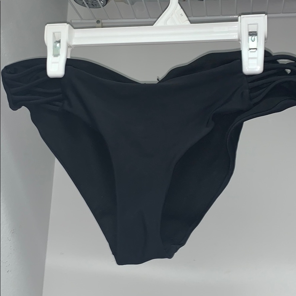 very comfy bikini bottoms with side slits!!